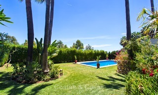 Villa de diseño de estilo andaluz en venta con magníficas vistas al mar, cerca del golf y la playa, Marbella 6059 