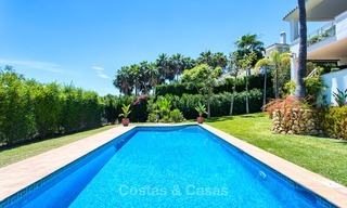 Villa de diseño de estilo andaluz en venta con magníficas vistas al mar, cerca del golf y la playa, Marbella 6060 