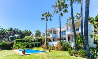 Villa de diseño de estilo andaluz en venta con magníficas vistas al mar, cerca del golf y la playa, Marbella 6061 