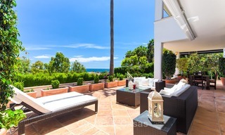 Villa de diseño de estilo andaluz en venta con magníficas vistas al mar, cerca del golf y la playa, Marbella 6064 