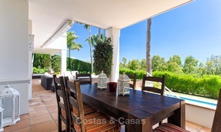 Villa de diseño de estilo andaluz en venta con magníficas vistas al mar, cerca del golf y la playa, Marbella 6065 