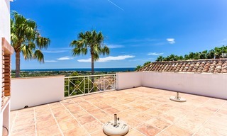 Villa de diseño de estilo andaluz en venta con magníficas vistas al mar, cerca del golf y la playa, Marbella 6066 
