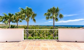Villa de diseño de estilo andaluz en venta con magníficas vistas al mar, cerca del golf y la playa, Marbella 6067 