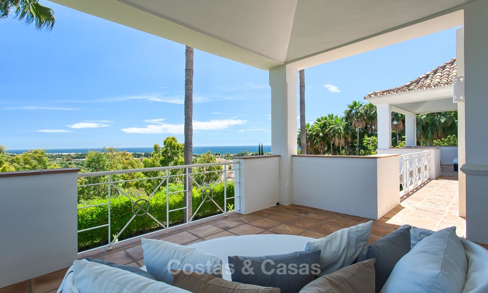 Villa de diseño de estilo andaluz en venta con magníficas vistas al mar, cerca del golf y la playa, Marbella 6070