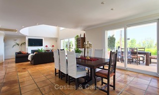 Villa de diseño de estilo andaluz en venta con magníficas vistas al mar, cerca del golf y la playa, Marbella 6080 