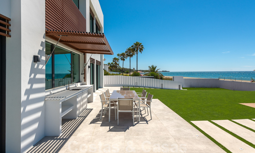Se vende villa de diseño ultramoderna en primera línea de playa, New Golden Mile, Marbella - Estepona. Precio reducido! 34251