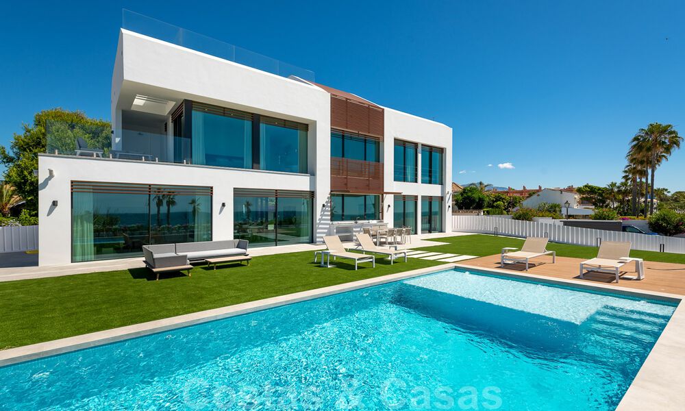 Se vende villa de diseño ultramoderna en primera línea de playa, New Golden Mile, Marbella - Estepona. Precio reducido! 34258
