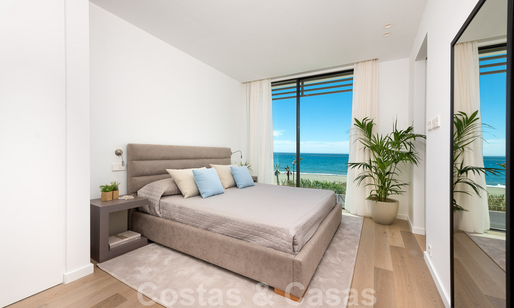 Se vende villa de diseño ultramoderna en primera línea de playa, New Golden Mile, Marbella - Estepona. Precio reducido! 34267