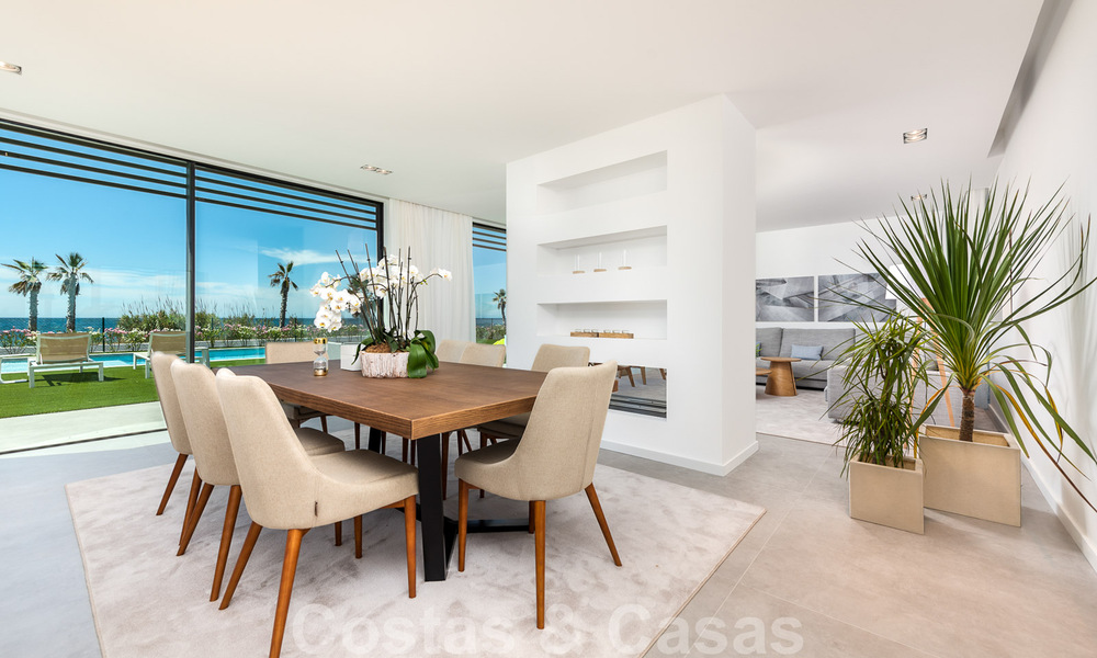 Se vende villa de diseño ultramoderna en primera línea de playa, New Golden Mile, Marbella - Estepona. Precio reducido! 34273