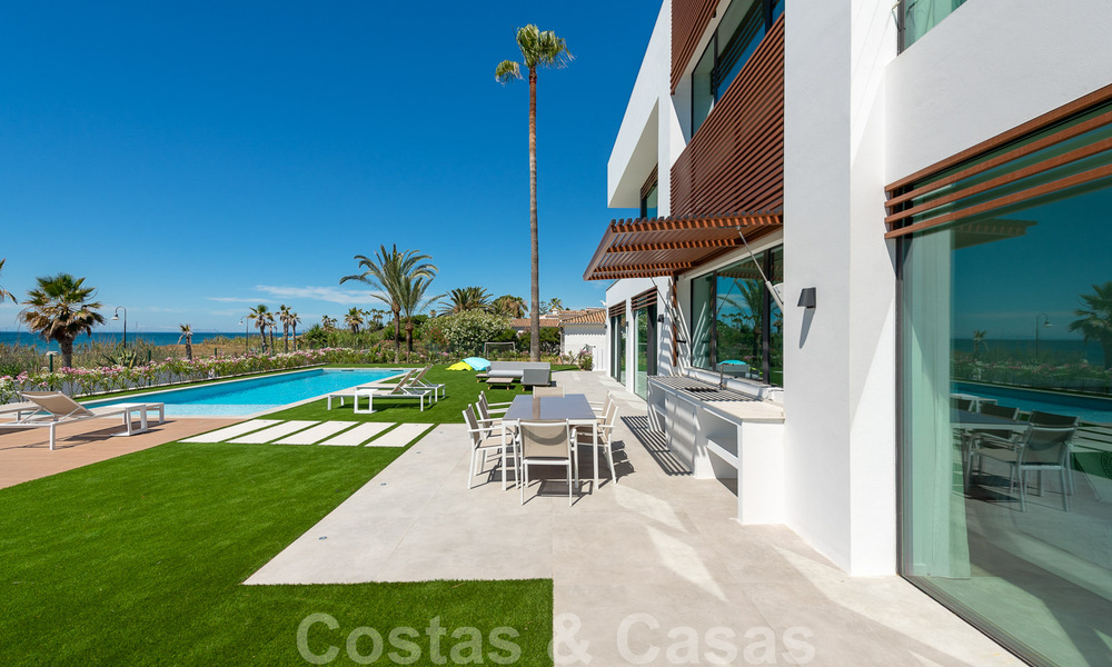 Se vende villa de diseño ultramoderna en primera línea de playa, New Golden Mile, Marbella - Estepona. Precio reducido! 34275