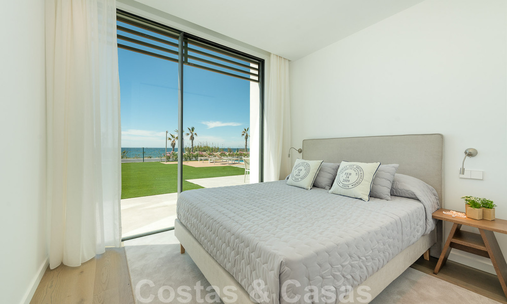 Se vende villa de diseño ultramoderna en primera línea de playa, New Golden Mile, Marbella - Estepona. Precio reducido! 34278