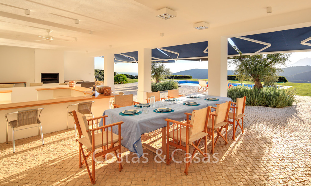 Majestuosa villa de lujo en venta en un entorno rural, con vistas panorámicas al mar y a la montaña, Benahavis, Marbella 6342