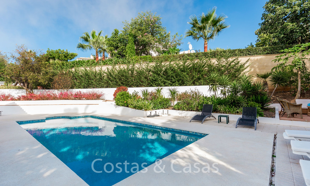 Elegante villa de estilo andaluz en venta, con vistas panorámicas al mar, Marbella Este - Marbella 6369