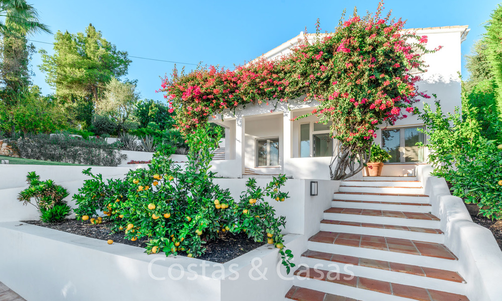 Elegante villa de estilo andaluz en venta, con vistas panorámicas al mar, Marbella Este - Marbella 6374