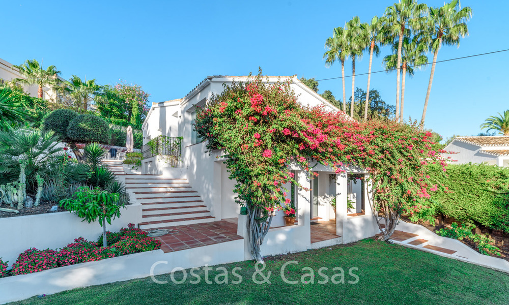 Elegante villa de estilo andaluz en venta, con vistas panorámicas al mar, Marbella Este - Marbella 6375