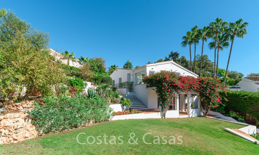Elegante villa de estilo andaluz en venta, con vistas panorámicas al mar, Marbella Este - Marbella 6390