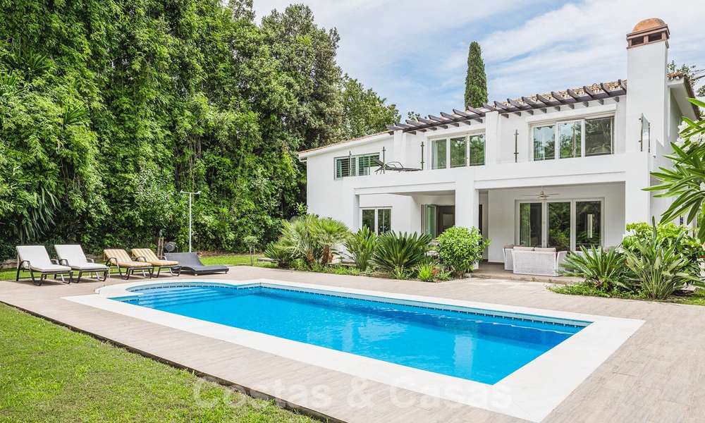 Preciosa villa reformada en venta en el corazón del Valle del Golf de Nueva Andalucía, Marbella. 26636