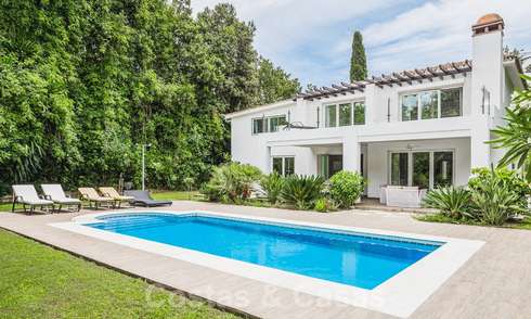 Preciosa villa reformada en venta en el corazón del Valle del Golf de Nueva Andalucía, Marbella. 26636