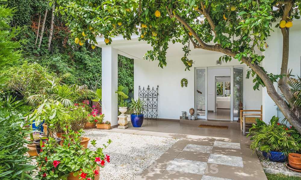 Preciosa villa reformada en venta en el corazón del Valle del Golf de Nueva Andalucía, Marbella. 26640