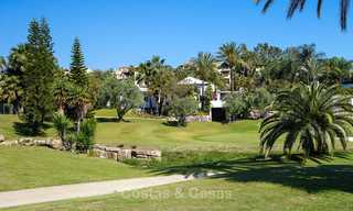 Villas de lujo modernas, ligeras y confortables en venta en un resort de golf de primera clase, New Golden Mile, Marbella. 6656 