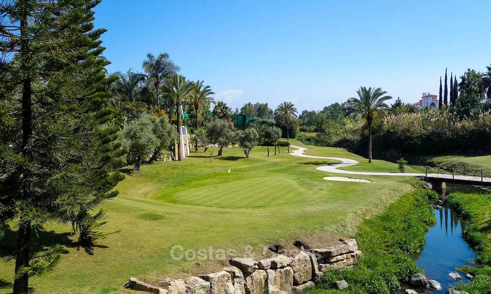Villas de lujo modernas, ligeras y confortables en venta en un resort de golf de primera clase, New Golden Mile, Marbella. 6657