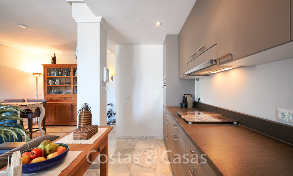 Apartamento en planta alta a la venta, a poca distancia de la playa y de Puerto Banús, Nueva Andalucia - Marbella 6594