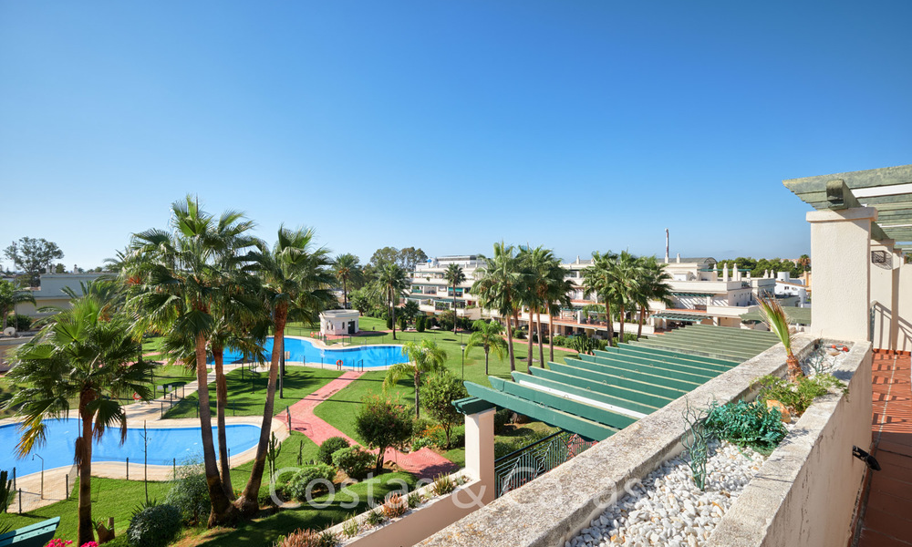 Apartamento en planta alta a la venta, a poca distancia de la playa y de Puerto Banús, Nueva Andalucia - Marbella 6606