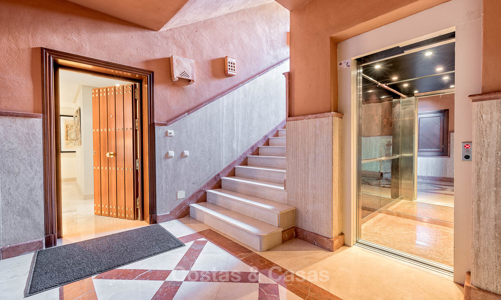 Apartamento de lujo bien situado y con estilo en una urbanización exquisita - Nueva Andalucia, Marbella 6791