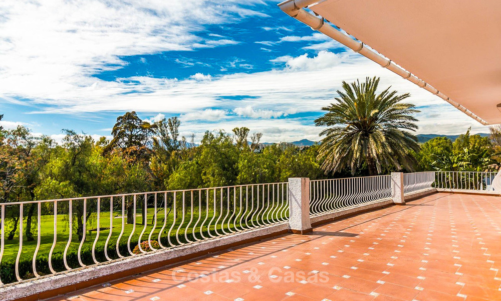 Villa de golf en venta, de estilo andaluz, en primera línea de golf - Marbella 6799