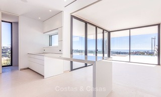 Majestuosa villa moderna con vistas panorámicas al mar en venta, primera línea de golf, Benahavis - Marbella 7808 