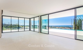 Majestuosa villa moderna con vistas panorámicas al mar en venta, primera línea de golf, Benahavis - Marbella 6840 