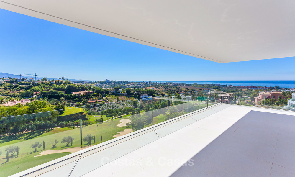 Majestuosa villa moderna con vistas panorámicas al mar en venta, primera línea de golf, Benahavis - Marbella 6849