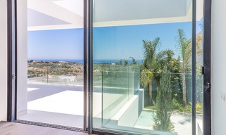 Majestuosa villa moderna con vistas panorámicas al mar en venta, primera línea de golf, Benahavis - Marbella 6856 