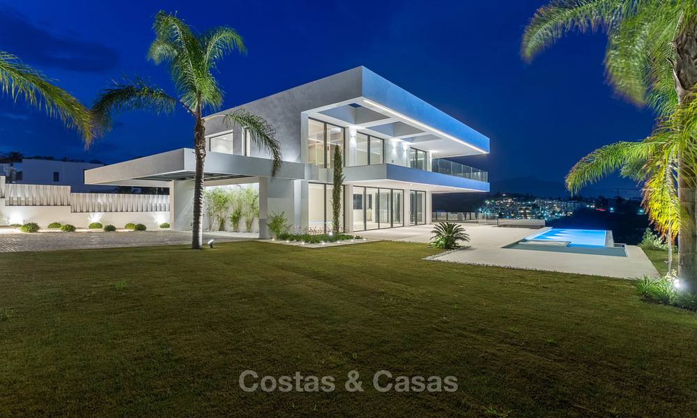 Majestuosa villa moderna con vistas panorámicas al mar en venta, primera línea de golf, Benahavis - Marbella 6875
