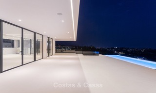 Majestuosa villa moderna con vistas panorámicas al mar en venta, primera línea de golf, Benahavis - Marbella 6877 