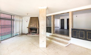 Para ser renovada - Villa en una parcela grande en venta en una ubicación espectacular y privilegiada - Milla de Oro, Marbella 7000 
