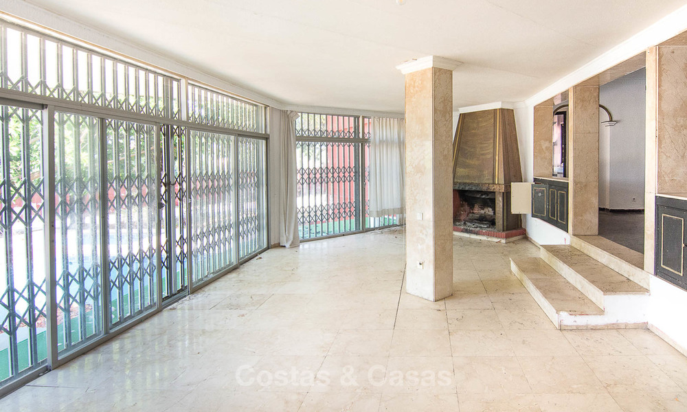 Para ser renovada - Villa en una parcela grande en venta en una ubicación espectacular y privilegiada - Milla de Oro, Marbella 7001