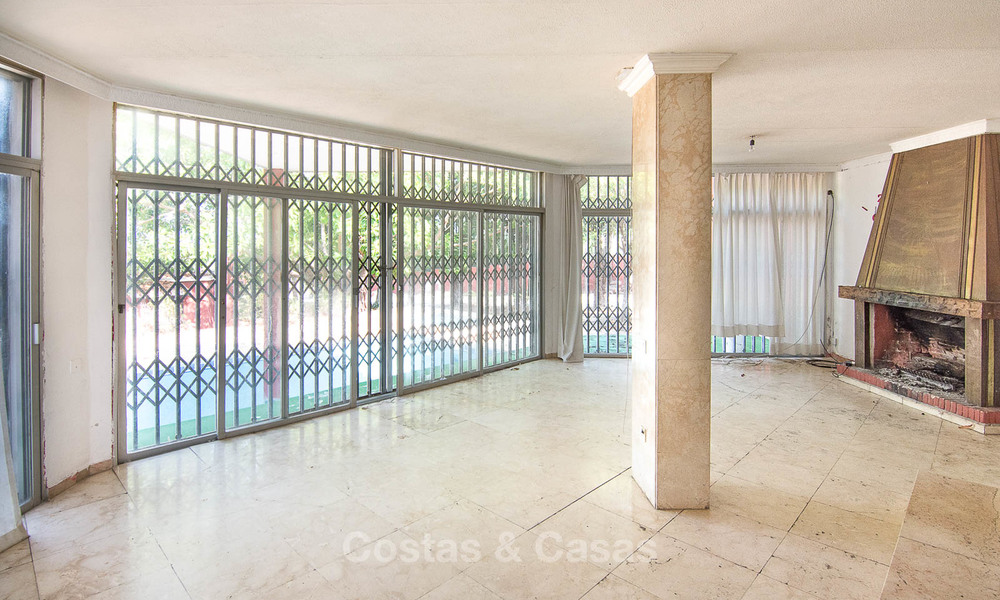 Para ser renovada - Villa en una parcela grande en venta en una ubicación espectacular y privilegiada - Milla de Oro, Marbella 7002
