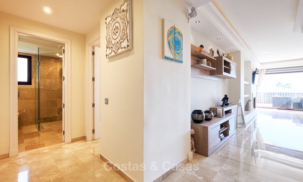 Muy atractivo apartamento de lujo frente al mar con fantásticas vistas al mar en venta - New Golden Mile, Marbella 7037