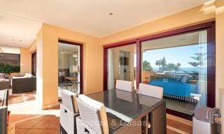 Muy atractivo apartamento de lujo frente al mar con fantásticas vistas al mar en venta - New Golden Mile, Marbella 7045 