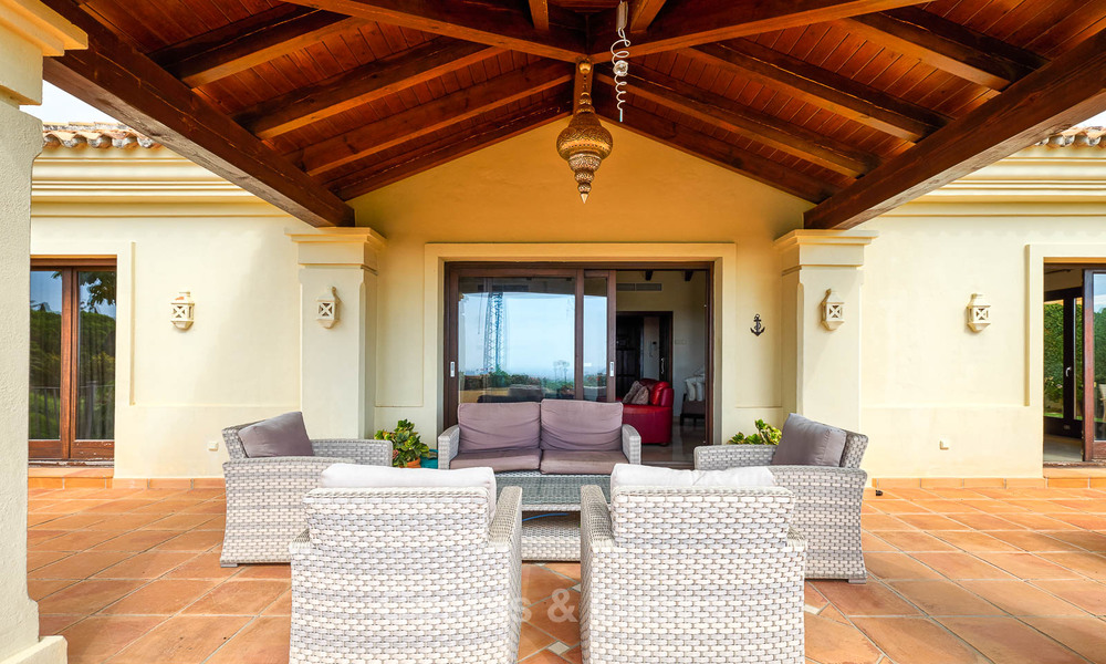 Encantadora y espaciosa villa de estilo clásico con vistas al mar en venta, Benahavis - Marbella 7084
