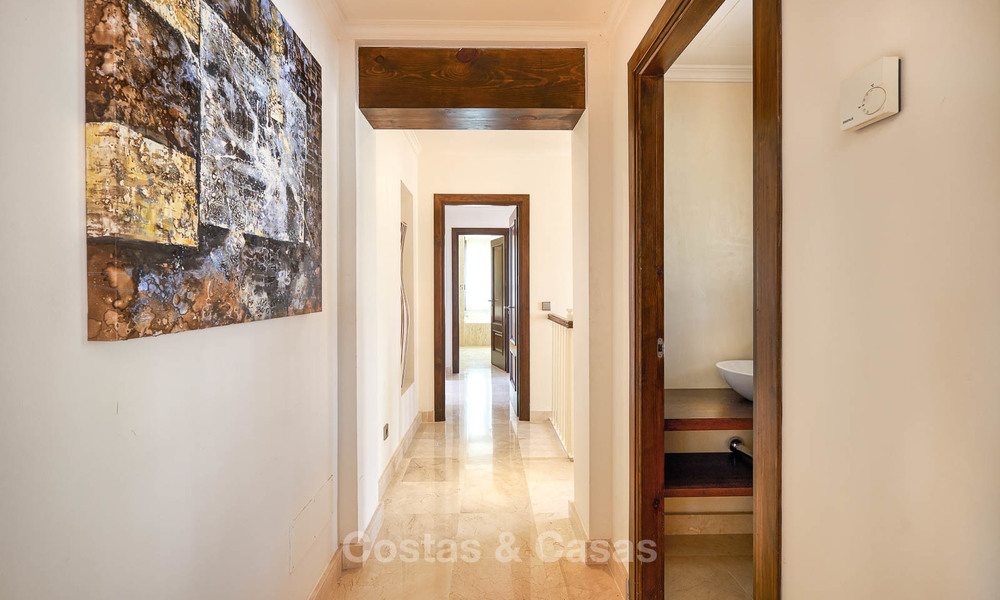 Encantadora y espaciosa villa de estilo clásico con vistas al mar en venta, Benahavis - Marbella 7092