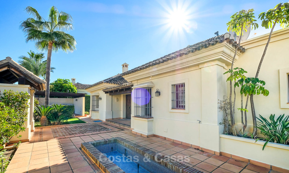 Encantadora y espaciosa villa de estilo clásico con vistas al mar en venta, Benahavis - Marbella 7109
