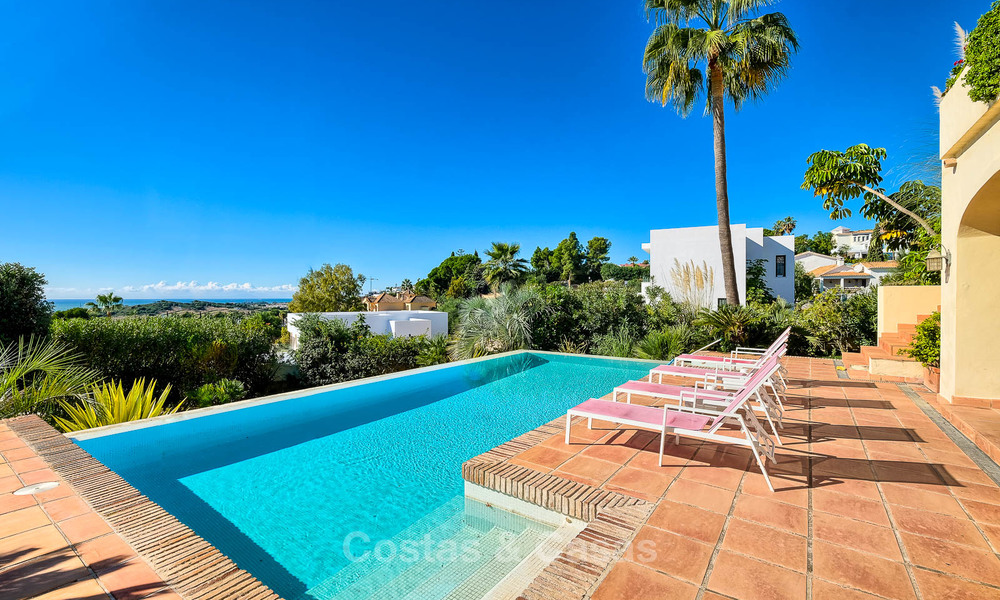 Encantadora y espaciosa villa de estilo clásico con vistas al mar en venta, Benahavis - Marbella 7116