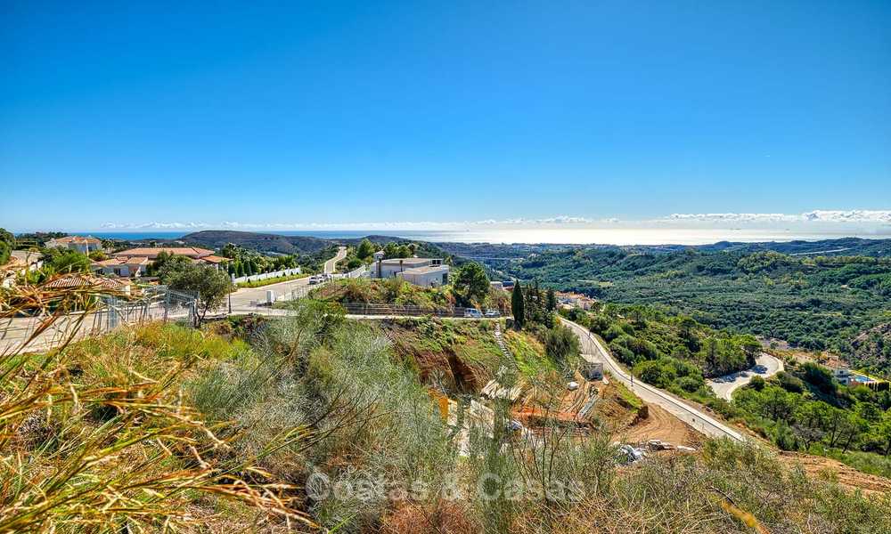 Se vende: gran terreno edificable con vistas panorámicas al mar y a la montaña en una finca de lujo en Benahavis, Marbella 7199