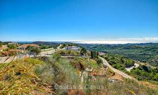 Se vende: gran terreno edificable con vistas panorámicas al mar y a la montaña en una finca de lujo en Benahavis, Marbella 7199 