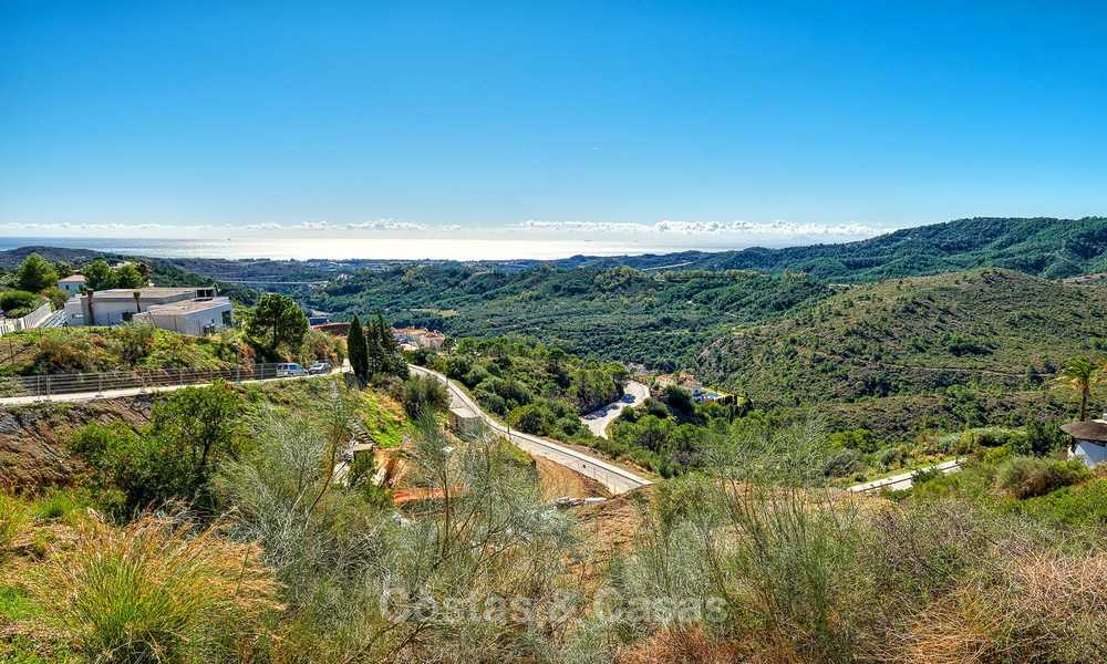 Se vende: gran terreno edificable con vistas panorámicas al mar y a la montaña en una finca de lujo en Benahavis, Marbella 7201