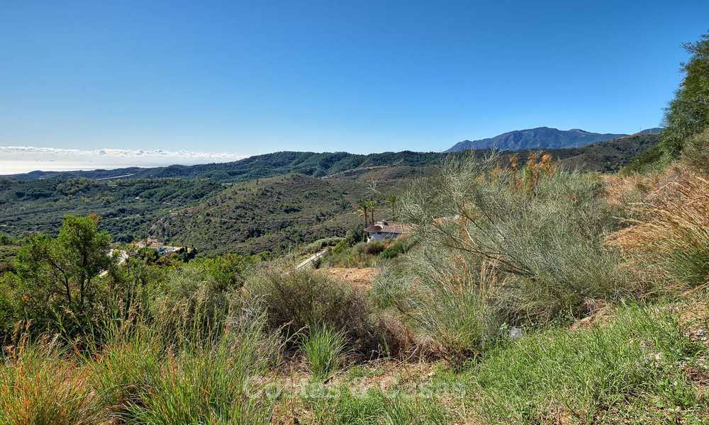 Se vende: gran terreno edificable con vistas panorámicas al mar y a la montaña en una finca de lujo en Benahavis, Marbella 7202