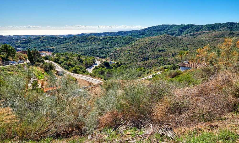 Se vende: gran terreno edificable con vistas panorámicas al mar y a la montaña en una finca de lujo en Benahavis, Marbella 7203