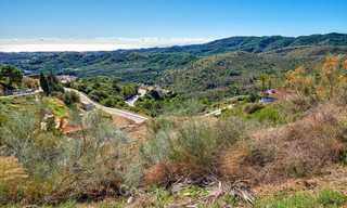 Se vende: gran terreno edificable con vistas panorámicas al mar y a la montaña en una finca de lujo en Benahavis, Marbella 7203 